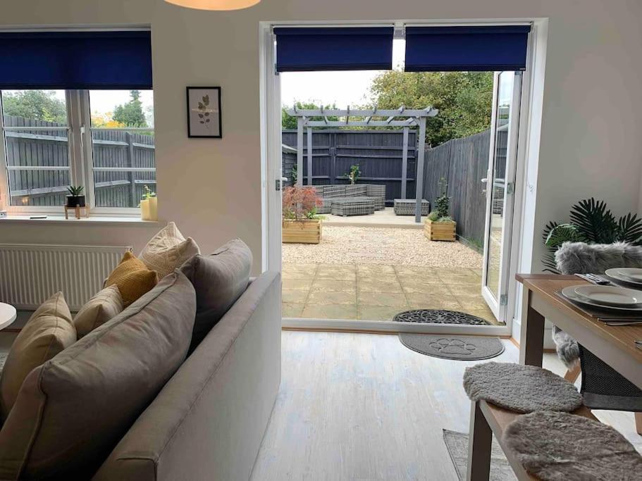 Stylish & Spacious 3 Bed House With 2 Free Car Parking Spaces Appledram Exterior photo